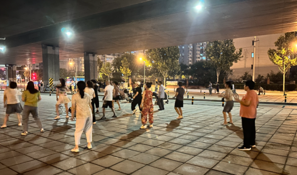 股票配资门户导航 三拨广场舞队聚桥下，噪音超过100分贝， 附近居民不堪其扰