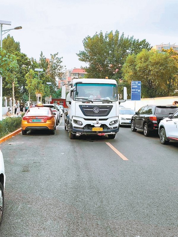 配资短线炒股 西马场南路违停车辆多 断头路打通后更要管好